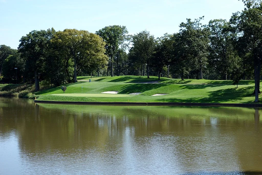 Sân golf với mặt nước phẳng lặng làm hình nền điện thoại
