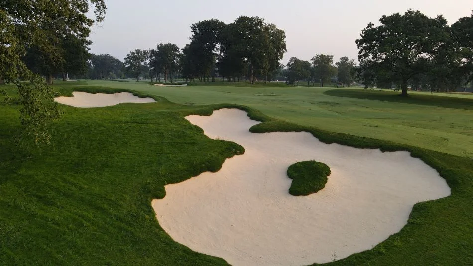 Sân golf xanh mướt với hố cát trắng - hình nền điện thoại thiên nhiên
