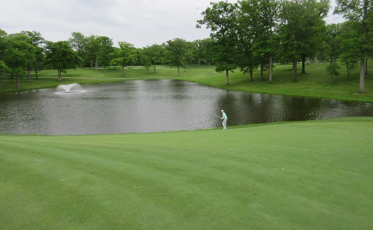 Hồ nước và đường bóng golf làm hình nền điện thoại