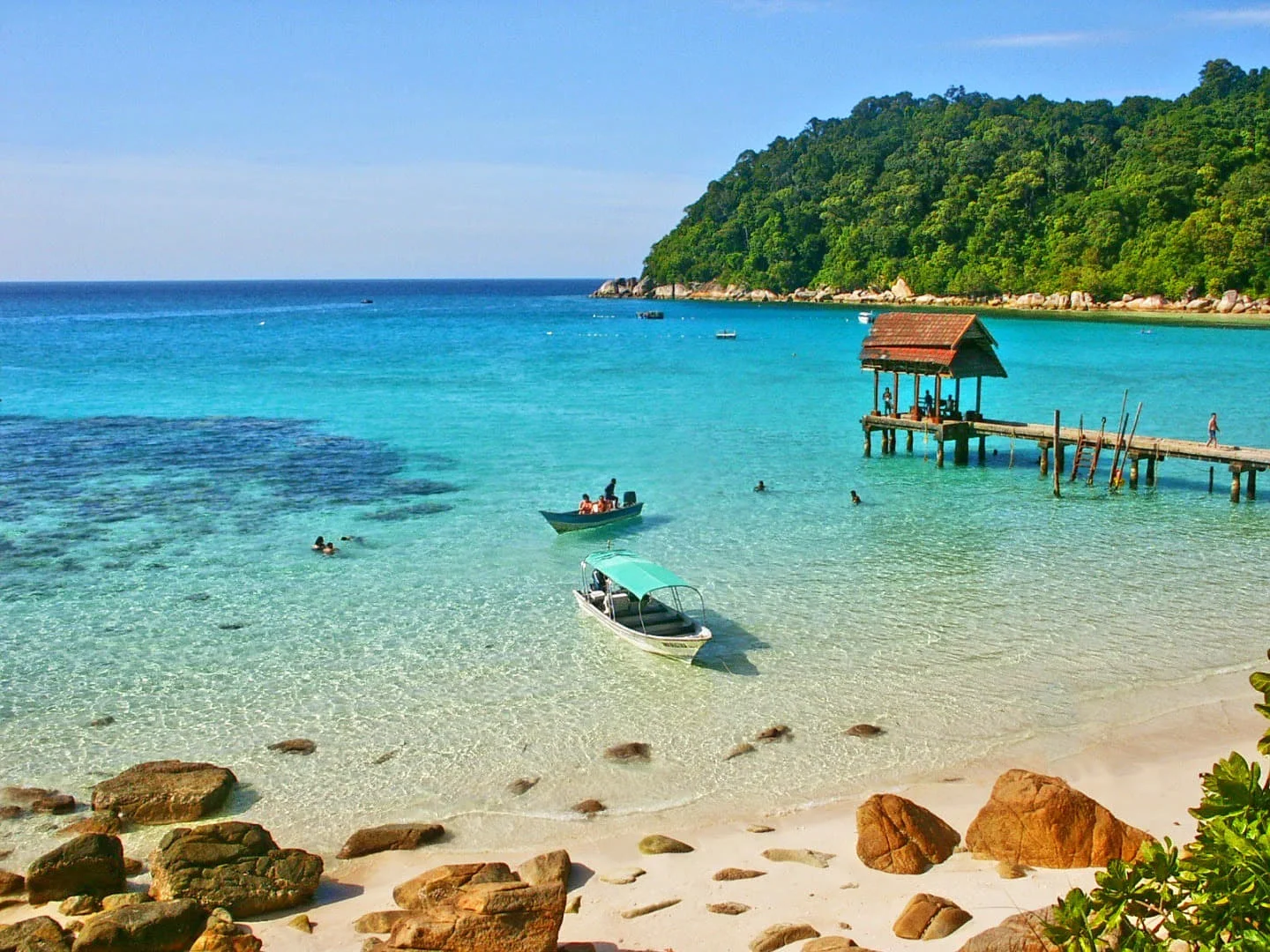 hình nền điện thoại phong cảnh bãi biển nhiệt đới nước trong xanh với cầu tàu gỗ và thuyền