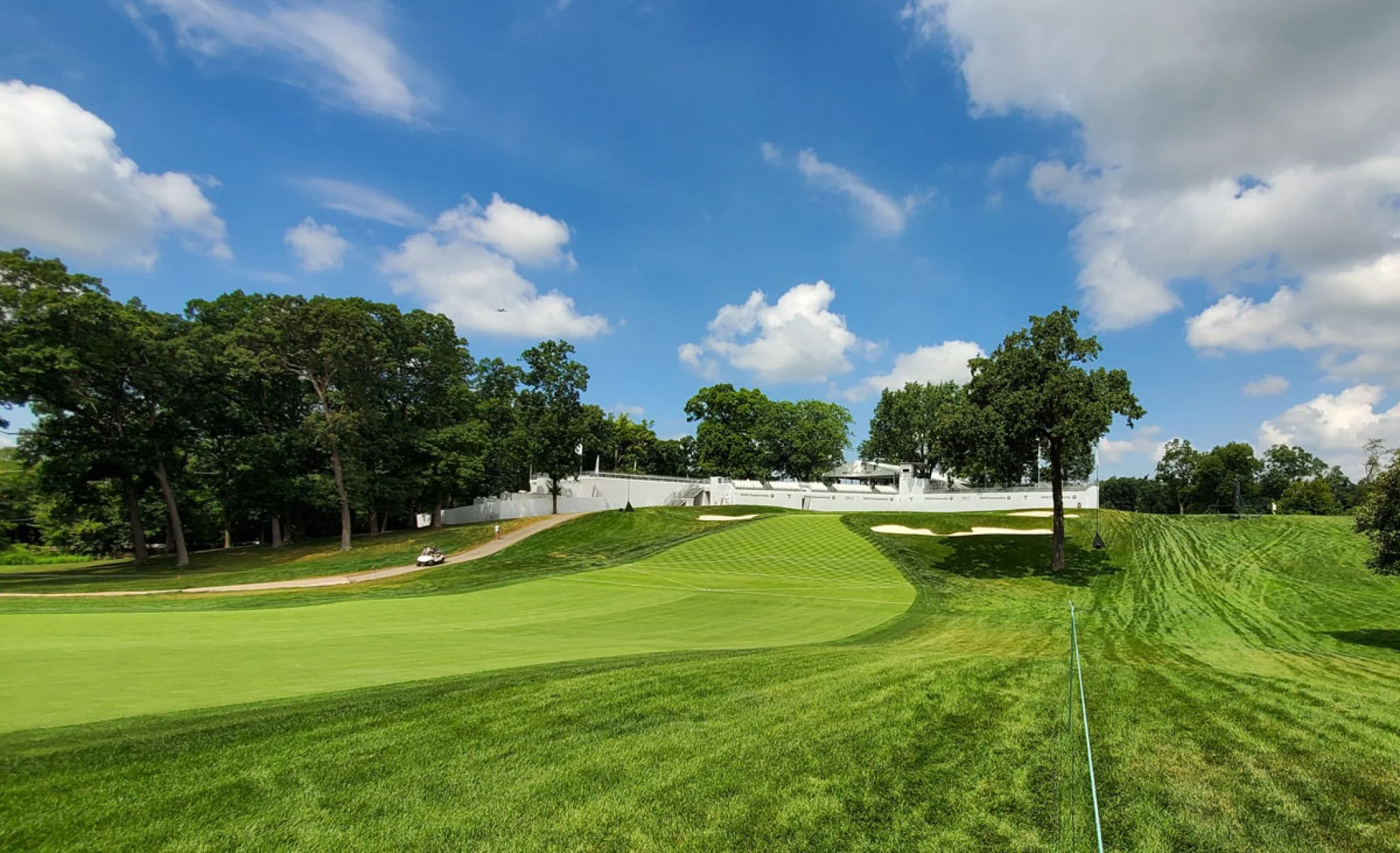 Đường bóng golf và bầu trời xanh làm hình nền điện thoại