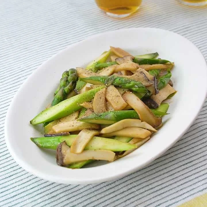 Măng tây xào nấm thái lát trên đĩa trắng