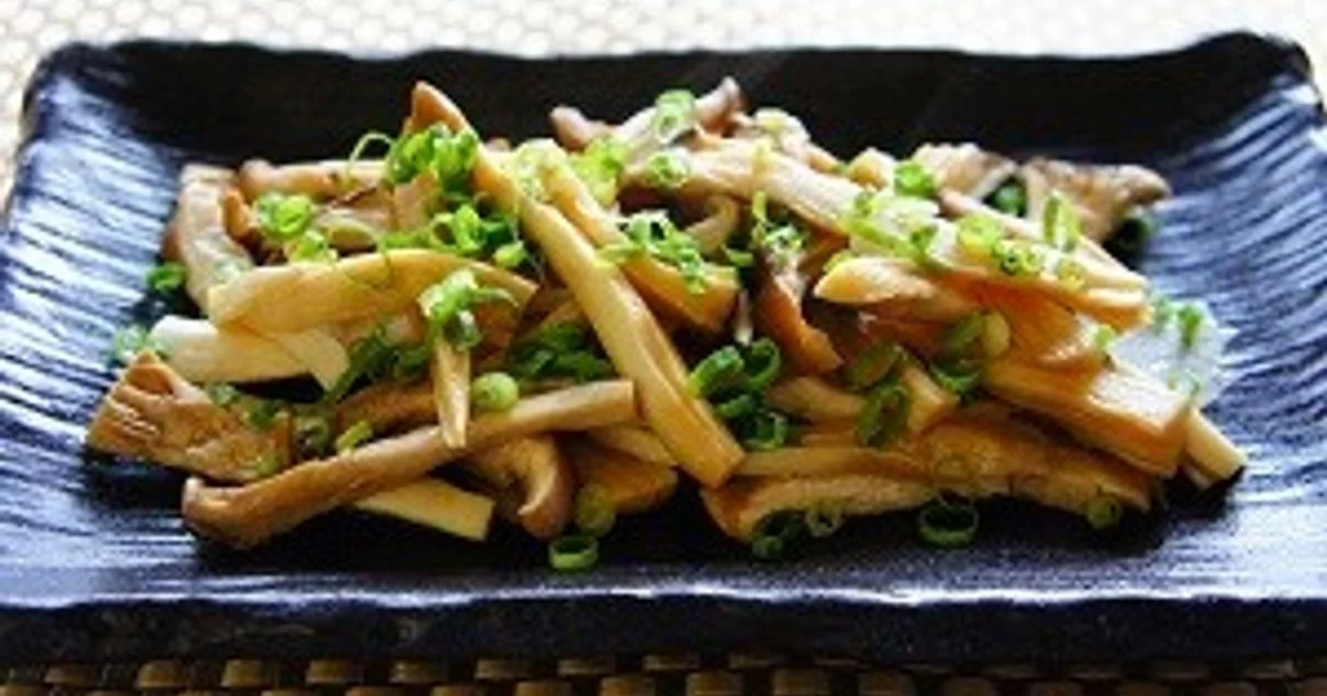 Nấm xào hành lá trên đĩa đen kiểu hiện đại