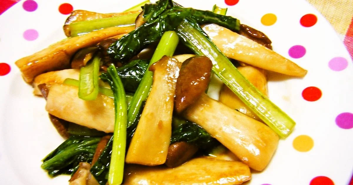 Nấm xào cải xanh trên nền đĩa nhiều chấm màu
