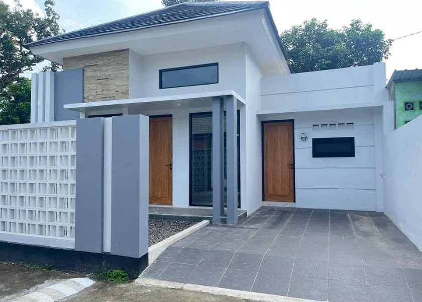 Ngôi nhà một tầng phong cách hiện đại với sân trước và tường rào sáng màu
