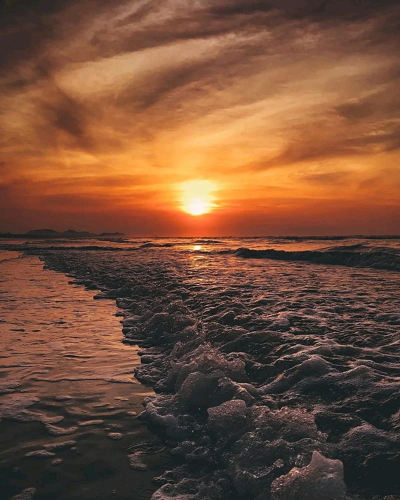 Hình ảnh chill cô gái nằm giường nhìn điện thoại