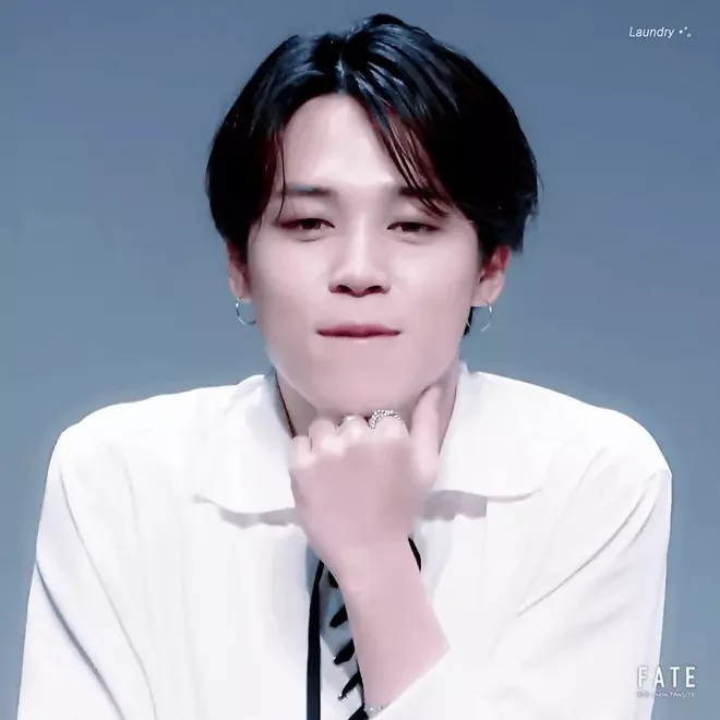 ảnh jimin đời thường - chàng trai tóc đen mặc áo sơ mi trắng tay chống cằm nhẹ nhàng