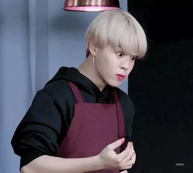 Ảnh Jimin đời thường đeo tạp dề nấu ăn với biểu cảm ngạc nhiên dễ thương