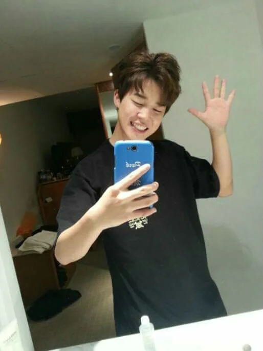 ảnh jimin đời thường selfie trước gương vẫy tay cười tươi